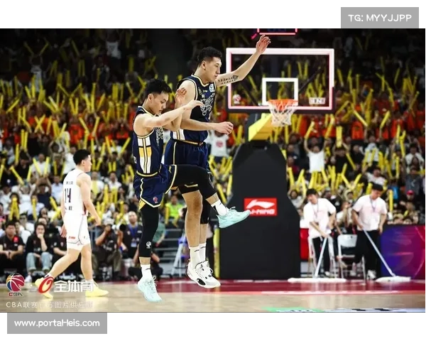 上海男篮40分狂胜广东创纪录，胡明轩徐杰半场三分12中0